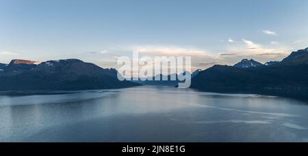 Vue aérienne du fjord de Lyngen en soirée d'été en Norvège Banque D'Images