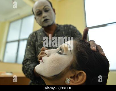 Les artistes MIME de Surpancham, un groupe de Tripura, se prépare à une représentation au Festival national de théâtre MIME d'Agartala. Tripura, Inde. Banque D'Images