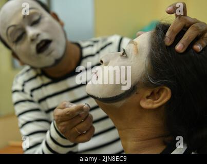 Les artistes MIME de Surpancham, un groupe de Tripura, se prépare à une représentation au Festival national de théâtre MIME d'Agartala. Tripura, Inde. Banque D'Images