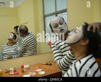 Les artistes MIME de Surpancham, un groupe de Tripura, se prépare à une représentation au Festival national de théâtre MIME d'Agartala. Tripura, Inde. Banque D'Images