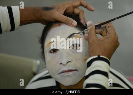 Les artistes MIME de Surpancham, un groupe de Tripura, se prépare à une représentation au Festival national de théâtre MIME d'Agartala. Tripura, Inde. Banque D'Images