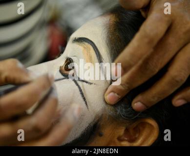 Les artistes MIME de Surpancham, un groupe de Tripura, se prépare à une représentation au Festival national de théâtre MIME d'Agartala. Tripura, Inde. Banque D'Images