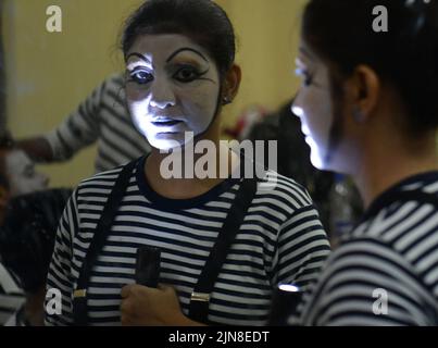 Les artistes MIME de Surpancham, un groupe de Tripura, se prépare à une représentation au Festival national de théâtre MIME d'Agartala. Tripura, Inde. Banque D'Images