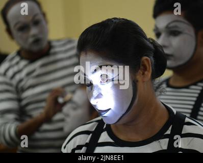 Les artistes MIME de Surpancham, un groupe de Tripura, se prépare à une représentation au Festival national de théâtre MIME d'Agartala. Tripura, Inde. Banque D'Images