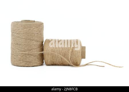 Filets en toile de jute ou rouleaux de ficelle en jute naturels isolés sur fond blanc Banque D'Images