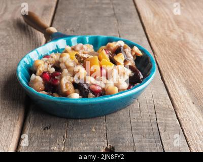 Savoureux pudding de Noah s ark dans un bol créamique, muesli sain sur une table rustique en bois, concept de nourriture traditionnelle fraîche et biologique Banque D'Images