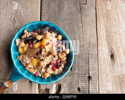 Savoureux pudding de Noah s ark dans un bol créamique, muesli sain sur une table rustique en bois, concept de nourriture traditionnelle fraîche et biologique Banque D'Images