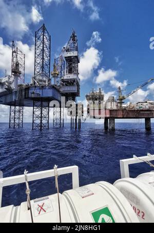 navire approchant la zone de 500 mètres de la plate-forme pétrolière après avoir reçu la permission de la plate-forme pétrolière Banque D'Images