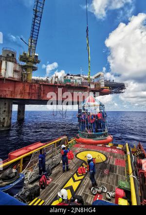 navire approchant la zone de 500 mètres de la plate-forme pétrolière après avoir reçu la permission de la plate-forme pétrolière Banque D'Images