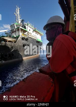 navire approchant la zone de 500 mètres de la plate-forme pétrolière après avoir reçu la permission de la plate-forme pétrolière Banque D'Images