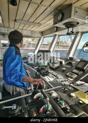 L'officier de navigation manœuvre le bateau en approche de la FPSO ou le camion-citerne de stockage à une zone de 500 mètres Banque D'Images