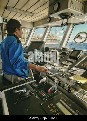 L'officier de navigation manœuvre le bateau en approche de la FPSO ou le camion-citerne de stockage à une zone de 500 mètres Banque D'Images