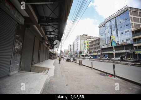 Nairobi, Kenya. 09th août 2022. Fermeture des rues d'affaires et des rues vides le long de l'avenue Eastleigh 1st Nairobi, alors que les Kenyans votent pendant les élections générales. Le 9 août 2022, les Kenyans ont voté pour élire le président et vice-président, les gouverneurs de comté, les membres du Sénat, les représentants de l'Assemblée nationale (y compris les femmes représentant les comtés) et les membres des assemblées de comté. Cette année, le vote a eu lieu dans environ 46 232 bureaux de vote. Le vote a commencé à 6am et s'est terminé à 5pm. Crédit : SOPA Images Limited/Alamy Live News Banque D'Images