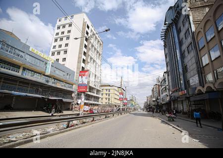 Nairobi, Kenya. 09th août 2022. Fermeture des rues d'affaires et des rues vides le long de l'avenue Eastleigh 1st Nairobi, alors que les Kenyans ont voté lors des élections générales. Le 9 août 2022, les Kenyans ont voté pour élire le président et vice-président, les gouverneurs de comté, les membres du Sénat, les représentants de l'Assemblée nationale (y compris les femmes représentant les comtés) et les membres des assemblées de comté. Cette année, le vote a eu lieu dans environ 46 232 bureaux de vote. Le vote a commencé à 6am et s'est terminé à 5pm. (Photo de Boniface Muthoni/SOPA Images/Sipa USA) Credit: SIPA USA/Alay Live News Banque D'Images