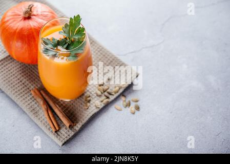 Boisson végétalienne épicée à la citrouille, boissons végétaliennes saines à l'automne Banque D'Images