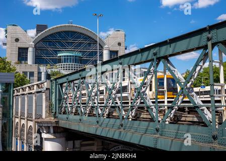 Gare de London Charing Cross dans la City of Westminster, Londres, Royaume-Uni. Trains sur les quais de la gare sur le pont Hungerford Banque D'Images