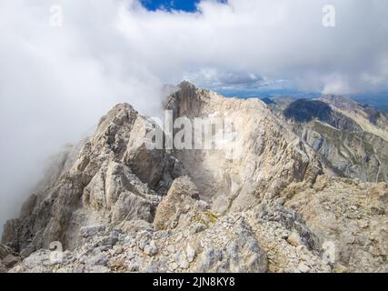 Gran Sasso (Italie) - l'extrême trekking à Vetta orientale de Corno Grande, à 2902 mètres dans la région des Abruzzes, avec Ferrata Ricci, glacier de Calderone Banque D'Images