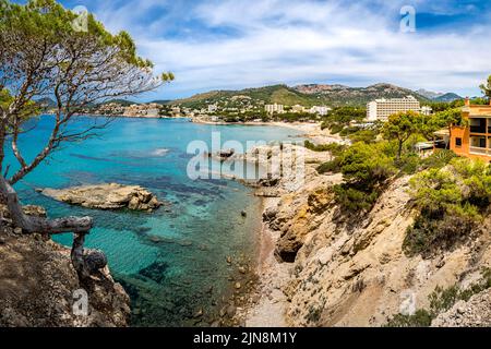 Vue sur la destination touristique de Peguera de la région Caló de sa Romana avec l'île Ila des Gorriers aux plages de Paguera et la montagne de Serra de Tramuntana Banque D'Images