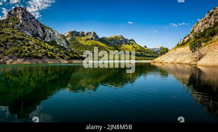 Grand panorama du lac artificiel Embassament de Gorg Blau entouré par les montagnes Morro de Almallutx, Puig de ses Vinyes et Puig de la font. Banque D'Images