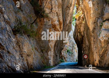 Le passage étroit de la route ma-2141 au village de sa Calobra mène à travers un goulot d'étranglement dangereux à la célèbre falaise de la porte de roche de sa Bretxa dans le mounta Banque D'Images