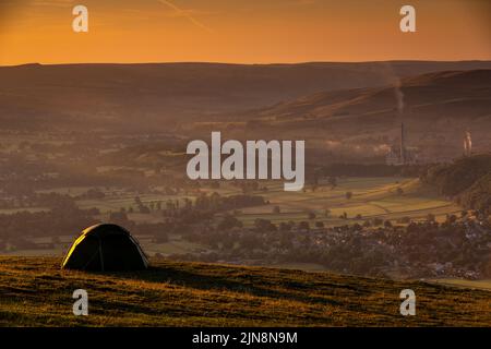 MAM Tor, Royaume-Uni, 10th août 2022. Une tente installée avec vue sur le lever du soleil tôt le matin depuis le sommet de MAM Tor en regardant vers Castleton dans Peak District, Derbyshire. Crédit : Steven Paston/Alay Live News Banque D'Images