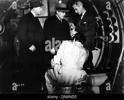 JACK WARNER BRIAN DONLEVY DAVID KING-WOOD et MAURICE KAUFMANN (retour à la caméra) Dans LE QUATERMASS XPERIMENT (UK) / LE CREEPING UNKNOWN (US) 1955 réalisateur Val INVITÉ scénario Richard H. Landau et Val Guest basé sur la BBC TV play par Nigel Kneale maquilleur artiste Phil Leakey musique James Bernard producteur Anthony Hinds Hammer films / exclusive films Banque D'Images