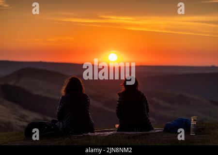 MAM Tor, Royaume-Uni, 10th août 2022. Les gens qui apprécient le lever du soleil tôt le matin depuis le sommet de MAM Tor près de Castleton dans Peak District, Derbyshire. Crédit : Steven Paston/Alay Live News Banque D'Images