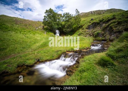 Une longue vue d'exposition de la chute d'eau du château d'Ardvreck sur le Loch Assynt dans les Highlands écossais Banque D'Images