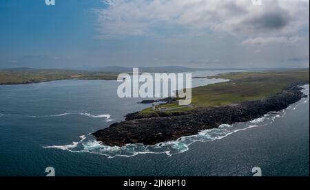 Un paysage de drone panoramique de la baie de Boradhaven et du phare hsitoric de Broadhaven sur Gubbacashel point Banque D'Images