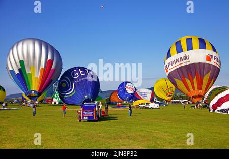 Préparation de ballons à air chaud pour vol, Mosel-ballon-Festival à l'aéroport de Trèves-Foehren, Rhénanie-Palatinat, Allemagne, Europe Banque D'Images
