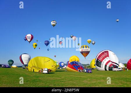 Préparation et démarrage de ballons à air chaud, Mosel-ballon-Fiesta à l'aéroport de Trèves-Foehren, Rhénanie-Palatinat, Allemagne, Europe Banque D'Images