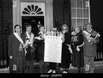 Photo du dossier datée du 30/03/85 d'une liste de lecture recommandée présentée par des auteurs et des éditeurs réunis à l'extérieur de la rue no 10 Downing Street, Londres, pour soutenir le livre action for Nuclear désarmement qui sera livré à Margaret Thatcher pour marquer le début de la semaine nationale du livre de la paix. De gauche à droite, Ian McEwan, Raymond Briggs, Maggie Gee, Antonia Fraser, Caroline Blackwood et E.P Thompson. L'auteur et illustrateur Raymond Briggs, qui est le plus connu pour le classique de 1978 The Snowman, est mort à l'âge de 88 ans, a déclaré son éditeur Penguin Random House. Date de publication : mercredi 10 août 2022. Banque D'Images