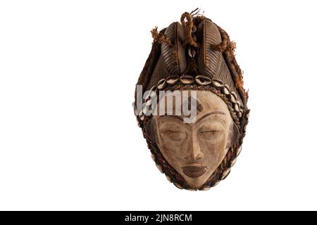 Masque en bois traditionnel de funa gabonaise sur fond blanc Banque D'Images