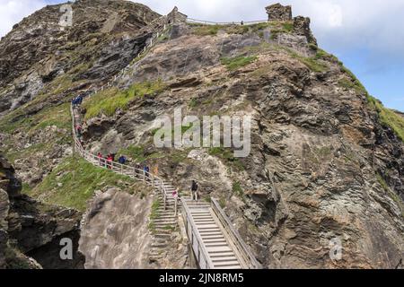 Vue sur les marches du château de Tintagel sur une colline pittoresque, North Cornwall, Royaume-Uni Banque D'Images