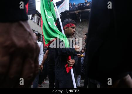 9 août 2022, Srinagar, Jammu-et-Cachemire, Inde: Les mouneurs musulmans chiites participent à une procession le dixième jour d'Ahura, pendant le mois islamique de Muharram, Srinagar sur 9 août 2022. (Image de crédit : © Adil Abbas/ZUMA Press Wire) Banque D'Images