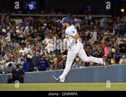 Los Angeles, États-Unis. 10th août 2022. Los Angeles Dodgers Max Muncy arrondit les bases après avoir fait une course à domicile en solo au centre droit au départ des Twins du Minnesota en commençant le pichet Joe Ryan pendant le quatrième repas au stade Dodger mardi, 9 août 2022. Photo de Jim Ruymen/UPI crédit: UPI/Alay Live News Banque D'Images