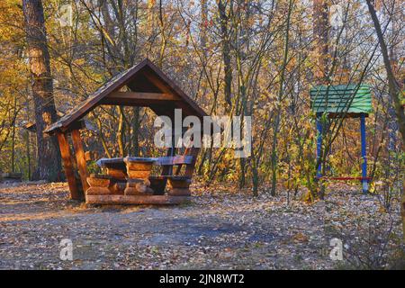 Pique-nique d'automne. Pavillon de jardin en bois dans une forêt de défrichement pour le camping récréatif Banque D'Images