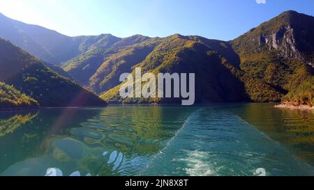 Le lac Koman est un réservoir situé sur la rivière Drin, dans le nord de l'Albanie, entouré de collines boisées denses, de pentes verticales, de gorges profondes et d'une vallée étroite Banque D'Images