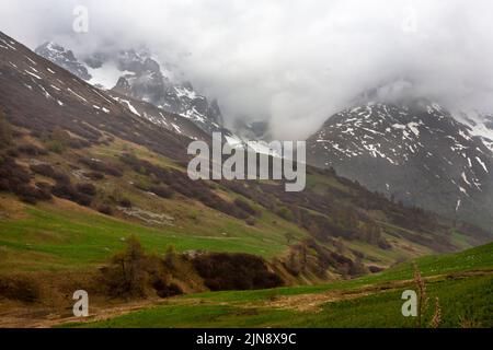 Col de Lauteret sur le D1091 de Grenoble à Briançon, Hautes-Alpes, France : bas nuage sur les montagnes Banque D'Images