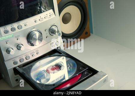 minichaîne stéréo du 90s et des anciens cd sur étagère blanche Banque D'Images