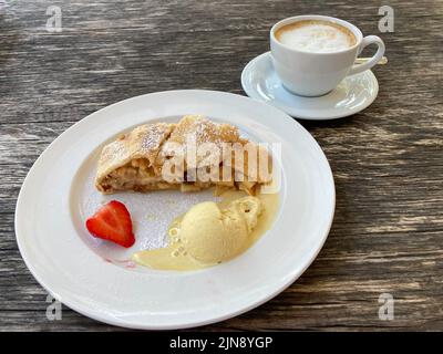 strudel aux pommes avec glace à la vanille et une tasse de café, un dessert typiquement bavarois Banque D'Images