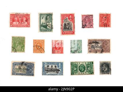 Une sélection de timbres-poste George V du monde entier sur fond blanc. Banque D'Images