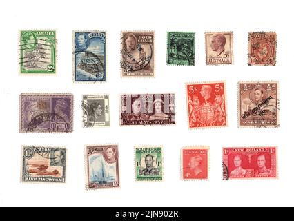 Une sélection de timbres-poste George VI du monde entier sur fond blanc. Banque D'Images