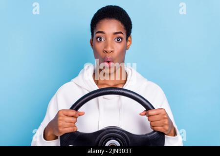 Photo d'une jolie femme unisexe habillée blanc sweat à capuche voiture isolée couleur bleu arrière-plan Banque D'Images