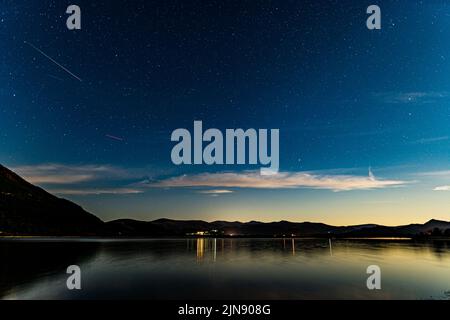 Lac de Bassenthwaite pendant une nuit au clair de lune avec un météore dans le ciel depuis la douche de météore de Perseids Banque D'Images