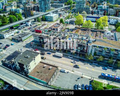 Vue aérienne du paysage urbain de Vancouver entouré de bâtiments et d'arbres Banque D'Images