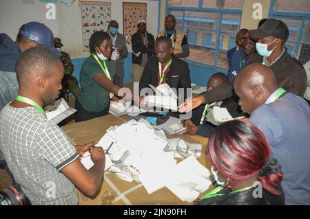 Nairobi. 9th août 2022. Les représentants de la Commission électorale et de délimitation des circonscriptions électorales indépendantes du Kenya comptent les votes en les affichant aux agents dans un bureau de vote à Nairobi le 9 août 2022. Le Kenya a tenu mardi des élections générales pour le cinquième président du pays, les membres de l'Assemblée nationale, les sénateurs et les gouverneurs de comté. Credit: Charles Onyango/Xinhua/Alay Live News Banque D'Images