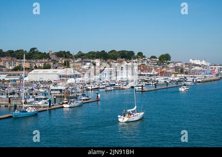 Vue générale sur West Cowes, y compris le port de plaisance et le yacht refuge, sur l'île de Wight par une journée ensoleillée. Banque D'Images