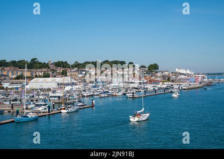 Vue générale sur West Cowes, y compris le port de plaisance et le yacht refuge, sur l'île de Wight par une journée ensoleillée. Banque D'Images