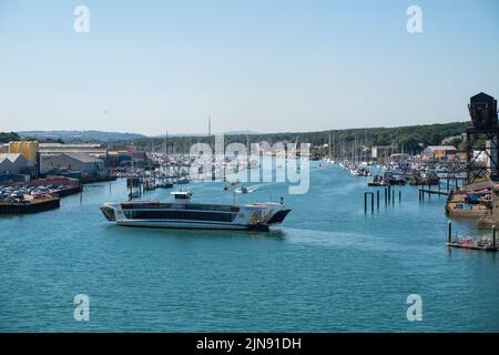 Vue générale de la chaîne de ferry traversant la médina reliant l'ouest et l'est de Cowes sur l'île de Wight. Banque D'Images